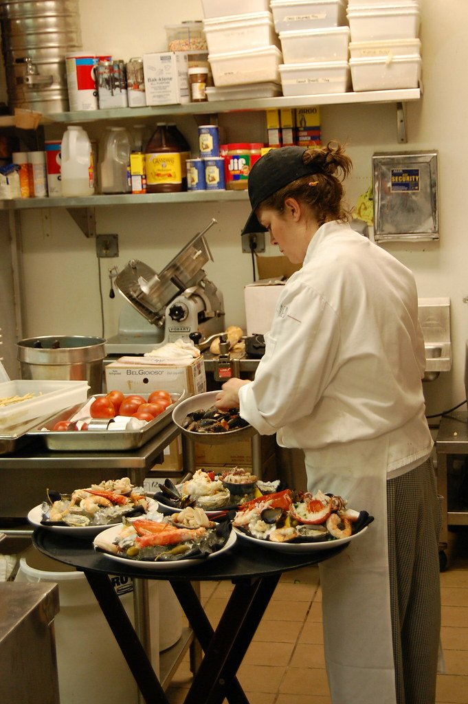 La chef Marcela Ríos emplatando mariscos en la cocina de Alma.