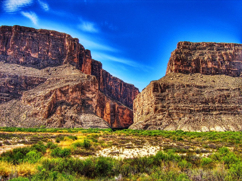 Formaciones rocosas del desierto en blanco y negro bajo un cielo nublado