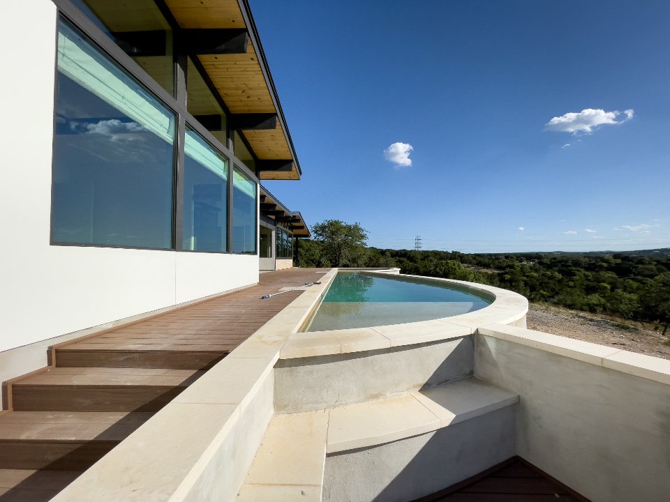 Vivienda contemporánea de dos plantas con fachada de ladrillo gris y acceso acristalado