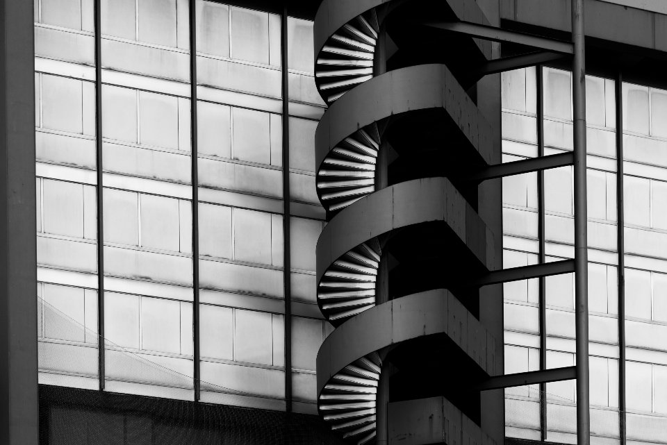 Interior de un atrio comercial de varios niveles con ascensor panorámico